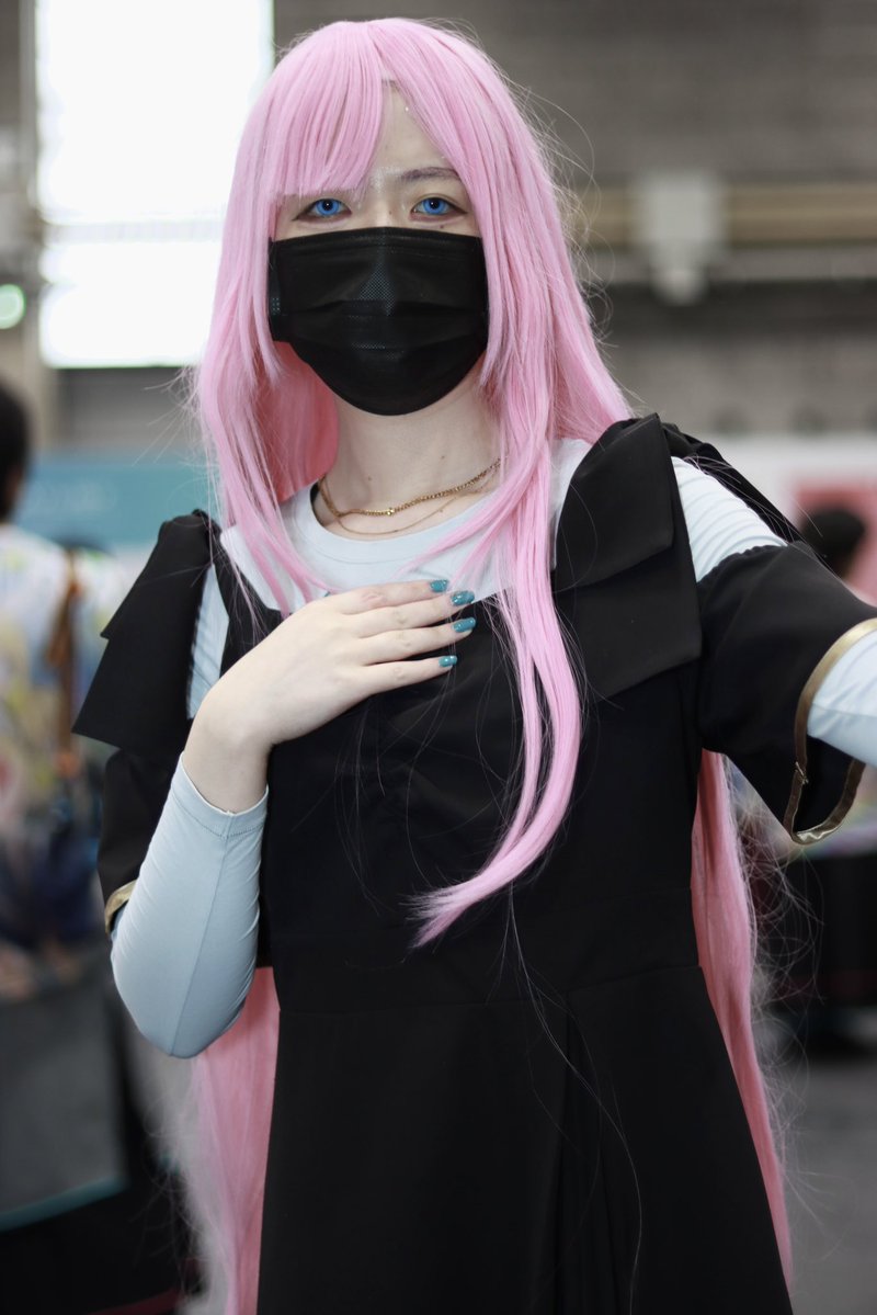 MEW5642's tweet photo. ⚠️Cosplay⚠️

ルカコスを撮っていただきました。初のルカコスは、改善点しかありませんでした。（._."Ⅱ）ﾓｯﾄｼｮｳｼﾞﾝｼﾏｽ
📸@shirosui 

 #マジカルミライ2026
 #Cosplay
 #巡音ルカ https://t.co/CgnZvm2Iuc