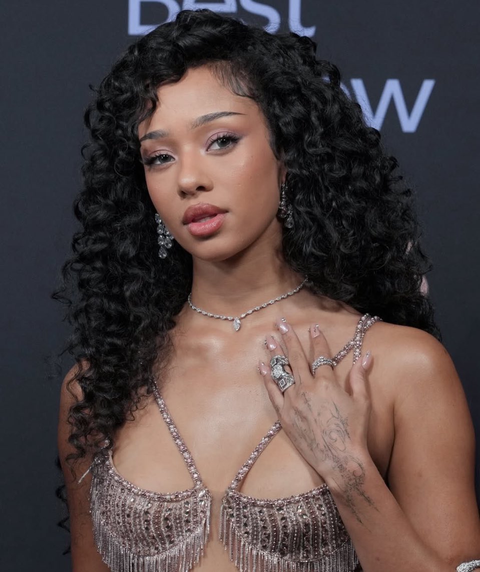 manonloops's tweet photo. Today marks six months since Manon was placed on a forced hiatus, with no further explanation given.

This comes after Manon has been purposefully excluded from collaborations, sidelined, and hidden across the group’s social media. Manon has made it clear that her situation stems from mistreatment and anti-blackness within the company, Hybe x Geffen.

Since then, Manon has removed Katseye from her bio and unfollowed the person who was managing the group at the time, and who continues to work with Katseye. During her hiatus, Manon has also been removed and excluded from the group’s newest album. They have erased her from a music video she took part in, re-recorded songs and replaced her vocals. 

Meanwhile, her absence has been accompanied by hate campaigns and narratives seemingly designed to paint Manon as the villain in the situation. She has had no visible interactions with the girls, and whenever they have spoken about her, it has only served to reinforce or paint a particular narrative surrounding the situation.

Six months later, there is still no clear explanation, no accountability, and no indication of when, or if, Manon will be allowed to return.
#FREEMANON