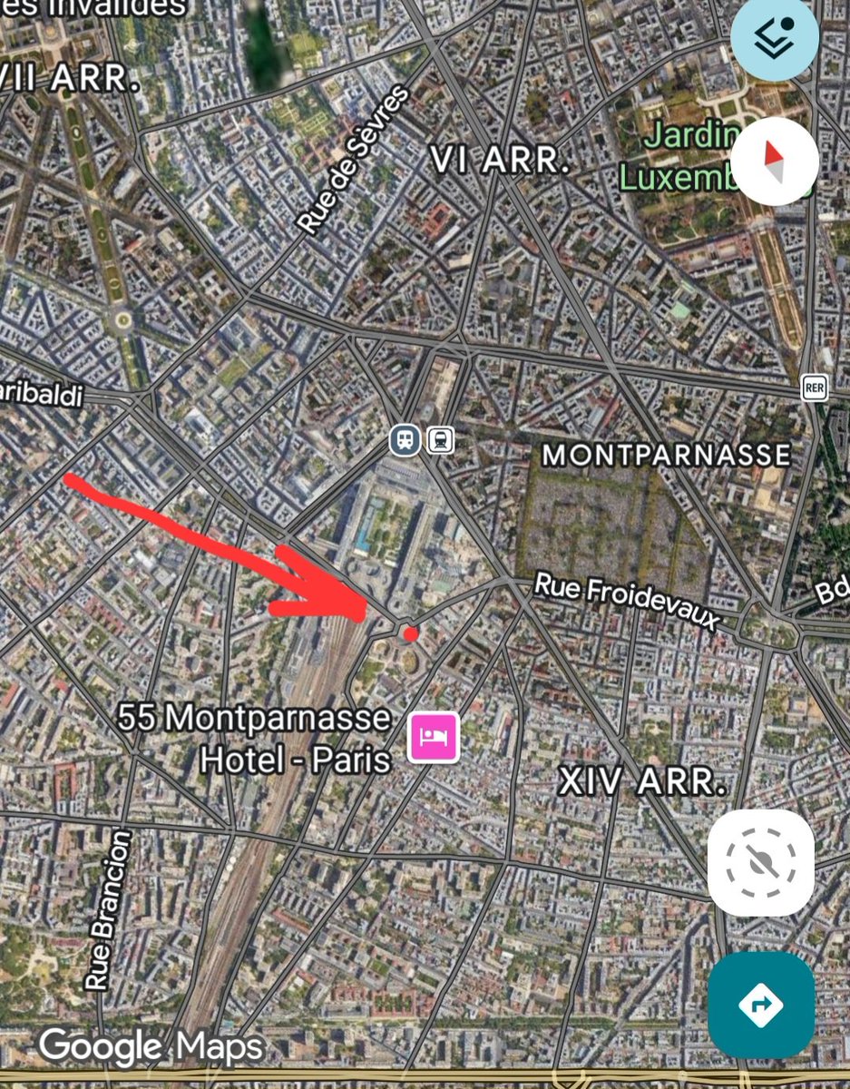 DelbonoGianP's tweet photo. @OfficialTozzi Un piazza di 100 mt di diametro. Praticamente un bosco in centro a Parigi. https://t.co/f7wPaEq4Yd