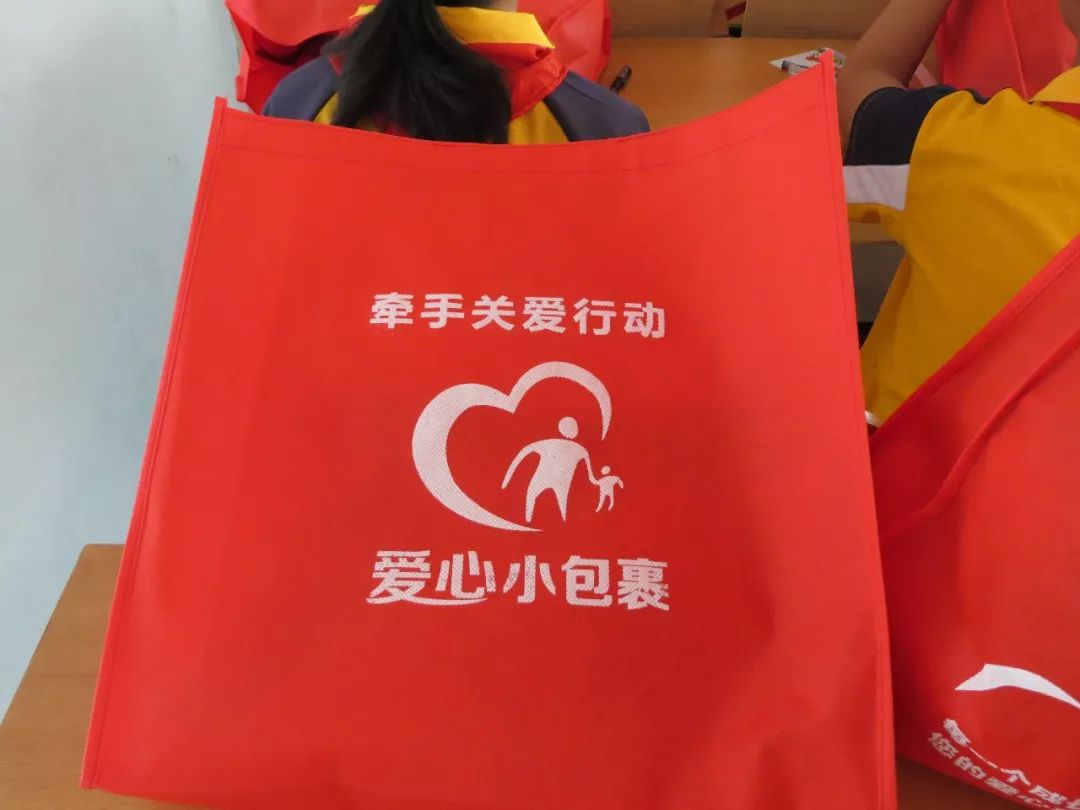 siriyaboonta's tweet photo. Just wrapped a sweet 2-day volunteer shift at the city community food bank—passed out care packs to 120+ local families today. Small hands, big smiles, and full bellies make every minute worth it. https://t.co/CeWKlw22jy