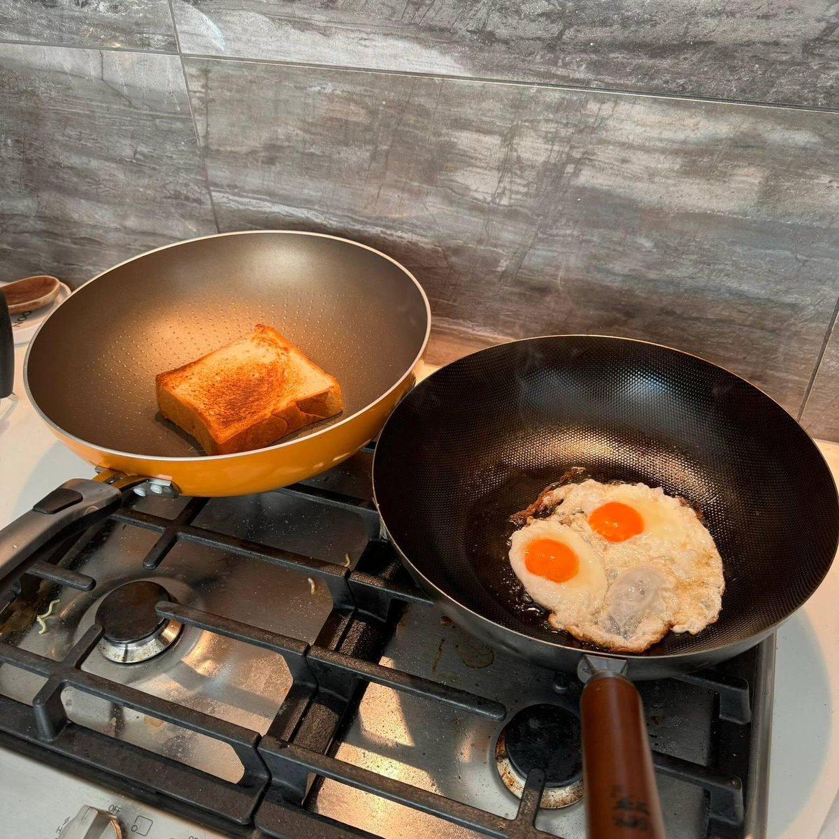Kelvin72657186's tweet photo. Just burned the toast this morning, and my partner left a sticky note on the counter that said "Toast disasters = more pancakes later" — love my optimist. https://t.co/g22zRWgij9