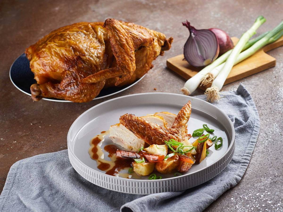 rossa_tifani's tweet photo. [This Thanksgiving, treat your crew to our limited-edition roasted turkey feast—juicy, herb-rubbed, and perfect for cozy gatherings. Order now before it’s gone!]， https://t.co/ao9siYoAyr