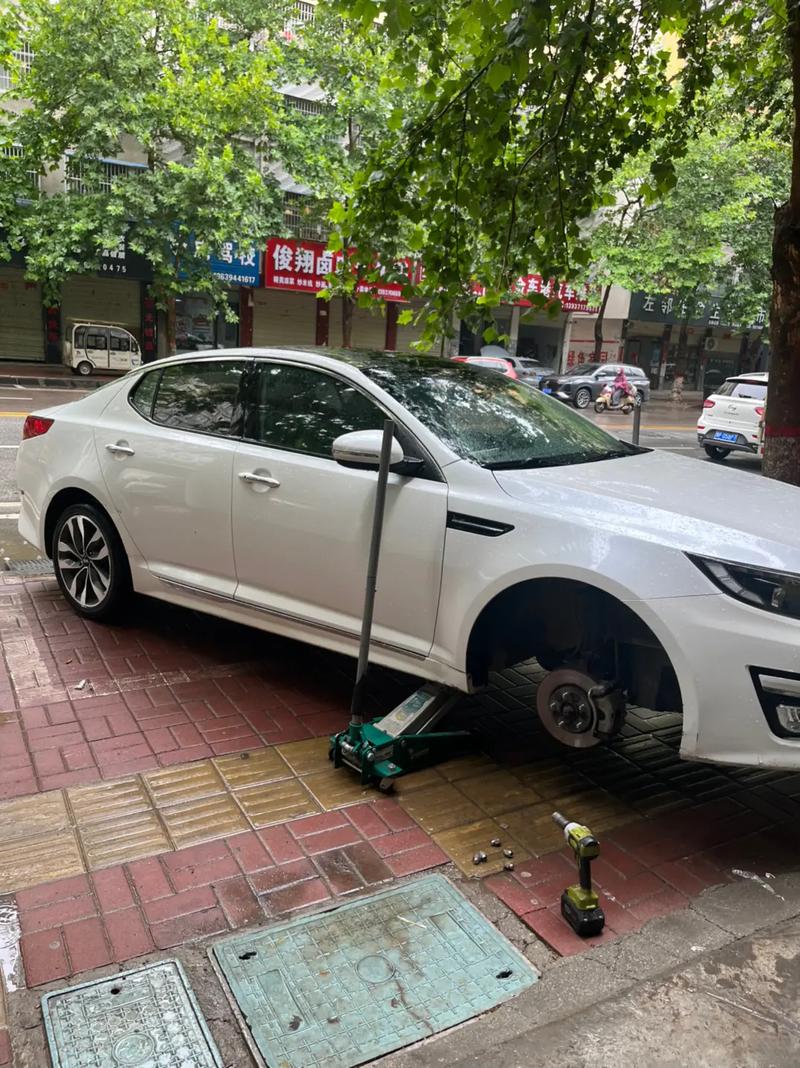 MARIAGRAZIELAS2's tweet photo. A stranger stopped to fix my flat tire in the pouring rain today—no questions, no expectations. Just small kindness that made my whole day better. https://t.co/oHMkF9j1xe