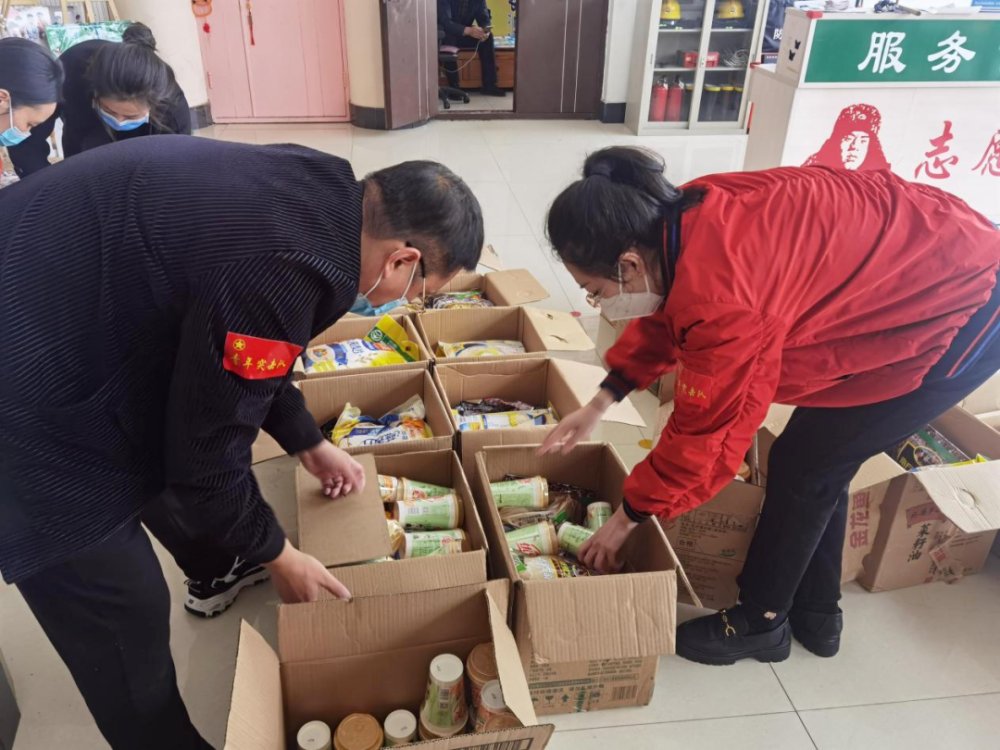 H33392005's tweet photo. Just spent an amazing Saturday volunteering at the local community food bank—helped sort 200+ meal boxes for families in need. Small acts of kindness go such a long way!  #VolunteerLife #CommunityLove， https://t.co/uIfbwsTAPU