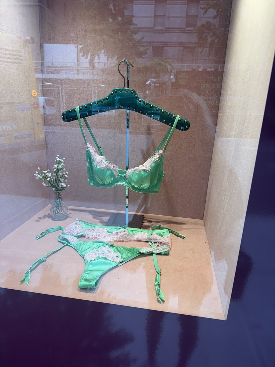 lexiraenyc's tweet photo. Not my color but still obsessed? https://t.co/9uuMTzz0Mf