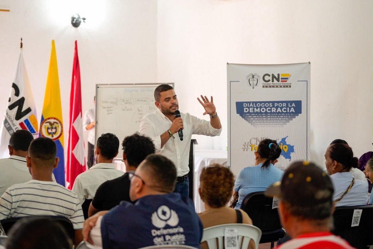 CNE_COLOMBIA's tweet photo. #EnImágenes | Conocer las reglas y proteger la voluntad ciudadana también es fortalecer la democracia.

Durante los #DiálogosPorLaDemocracia en Santa Cruz de Mompox, Daniel Quintero Castillo explicó los efectos de la trashumancia electoral y la importancia de prevenir esta conducta, que puede alterar la voluntad de quienes realmente habitan un territorio y afectar la transparencia de los procesos electorales.