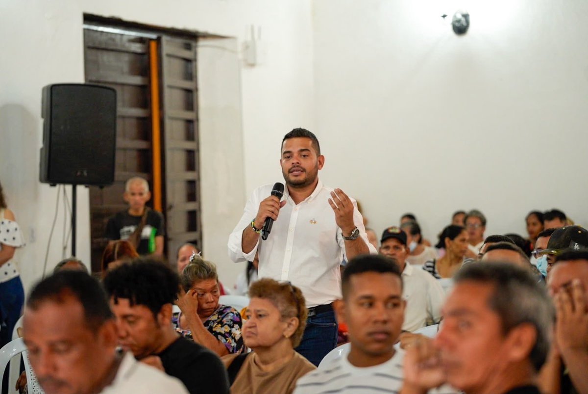CNE_COLOMBIA's tweet photo. #EnImágenes | Conocer las reglas y proteger la voluntad ciudadana también es fortalecer la democracia.

Durante los #DiálogosPorLaDemocracia en Santa Cruz de Mompox, Daniel Quintero Castillo explicó los efectos de la trashumancia electoral y la importancia de prevenir esta conducta, que puede alterar la voluntad de quienes realmente habitan un territorio y afectar la transparencia de los procesos electorales.