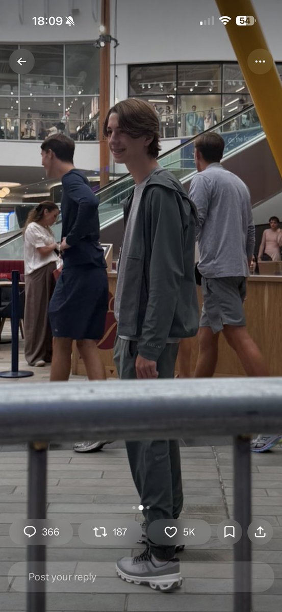 needyynasaa's tweet photo. @st1llinawe making fun of someone when he built like a pencil with the deadest trim ever https://t.co/taG3i6HuBR