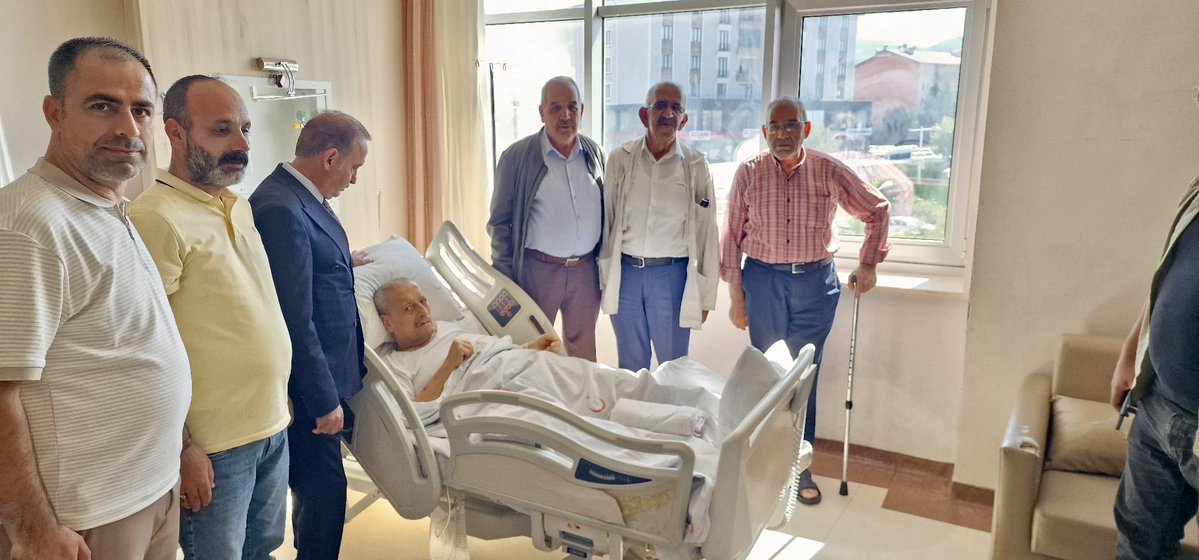 EminVaran12's tweet photo. Geçmiş dönem il başkanlarımızdan, davamıza uzun yıllar hizmet etmiş kıymetli büyüğümüz Burhan Buyruk’u tedavi gördüğü hastanede ziyaret ederek geçmiş olsun dileklerimizi ilettik ve hayır dualarını aldık.

Değerli büyüğümüzün sağlık durumuna ilişkin bilgi alarak bir süre sohbet ettik. Cenab-ı Allah’tan kendisine acil şifalar diliyor; en kısa zamanda sağlığına kavuşarak sevdikleriyle birlikte huzurlu günlere erişmesini temenni ediyorum. Rabbim şifasını daim eylesin.
@dbdevletbahceli @MHP_Bilgi @MetinKeskinMHP @mhpbingolmhp