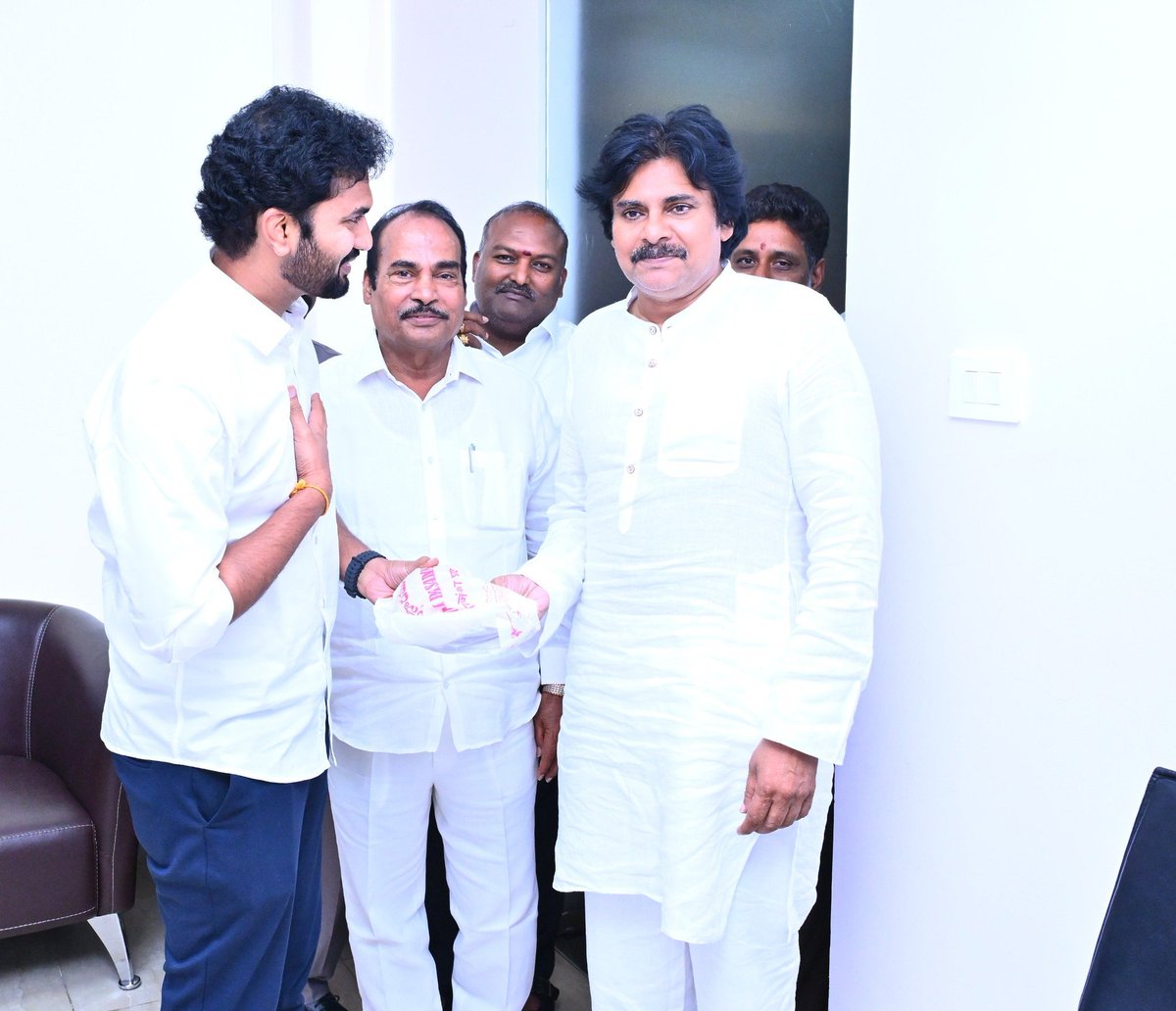 BalireddiSatish's tweet photo. డిప్యూటీ సిఎం పవన్ కళ్యాణ్ గారిని మర్యాదపూర్వకంగా కలిసిన తిరుపతి జనసేన ఎమ్మెల్యే ఆరణి శ్రీనివాస్ గారి కుమారుడు ఆరణి మదన్ 💥🔥 https://t.co/CzmRenxhvR