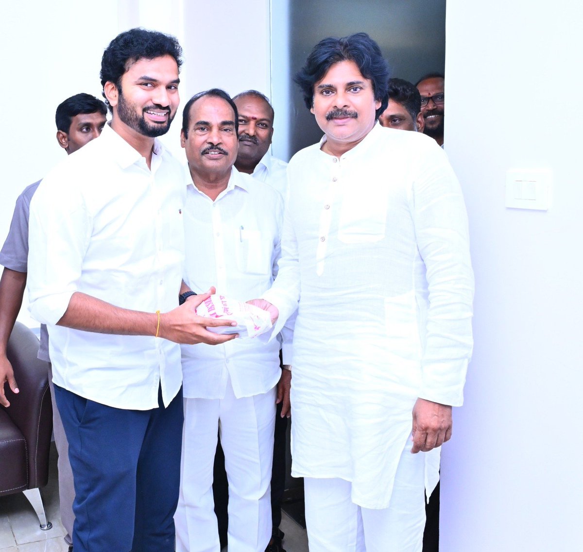 BalireddiSatish's tweet photo. డిప్యూటీ సిఎం పవన్ కళ్యాణ్ గారిని మర్యాదపూర్వకంగా కలిసిన తిరుపతి జనసేన ఎమ్మెల్యే ఆరణి శ్రీనివాస్ గారి కుమారుడు ఆరణి మదన్ 💥🔥 https://t.co/CzmRenxhvR