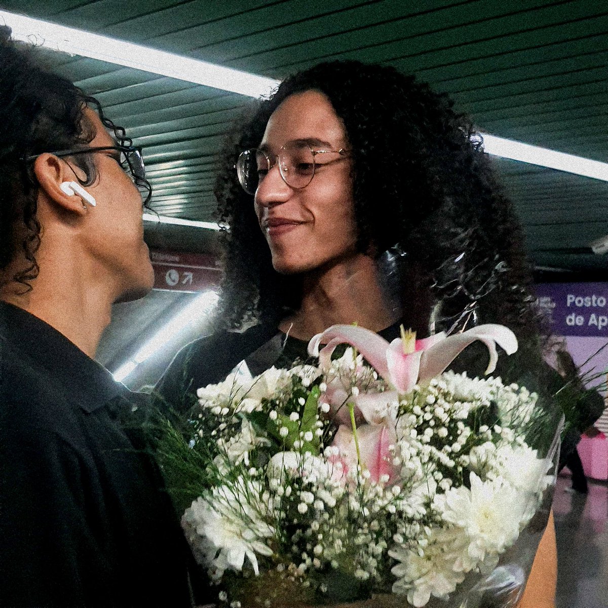 Carlosc___1's tweet photo. Como começou/ como estamos agora 

Obs: Conversamos primeiro no Tinder, minutos depois ele me passou o whats. Duas semanas depois no segundo date, ganhei um buquê e hoje estamos morando juntos❤️ https://t.co/y0KShVl5n7