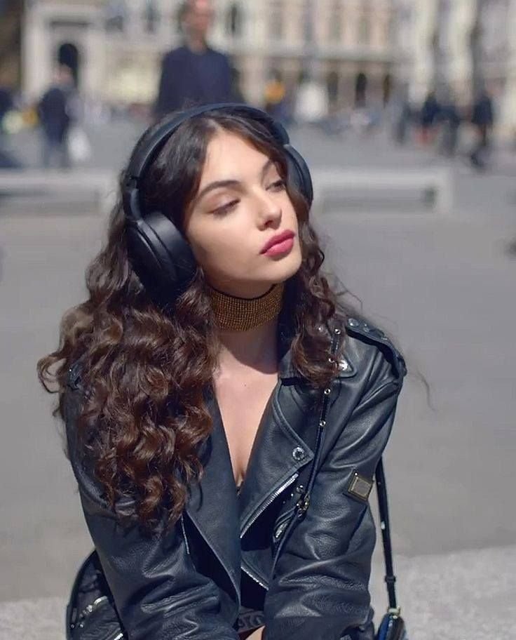 CoquetteDancer's tweet photo. Listening to music, completely zoning out... https://t.co/z0fsEnnzPE