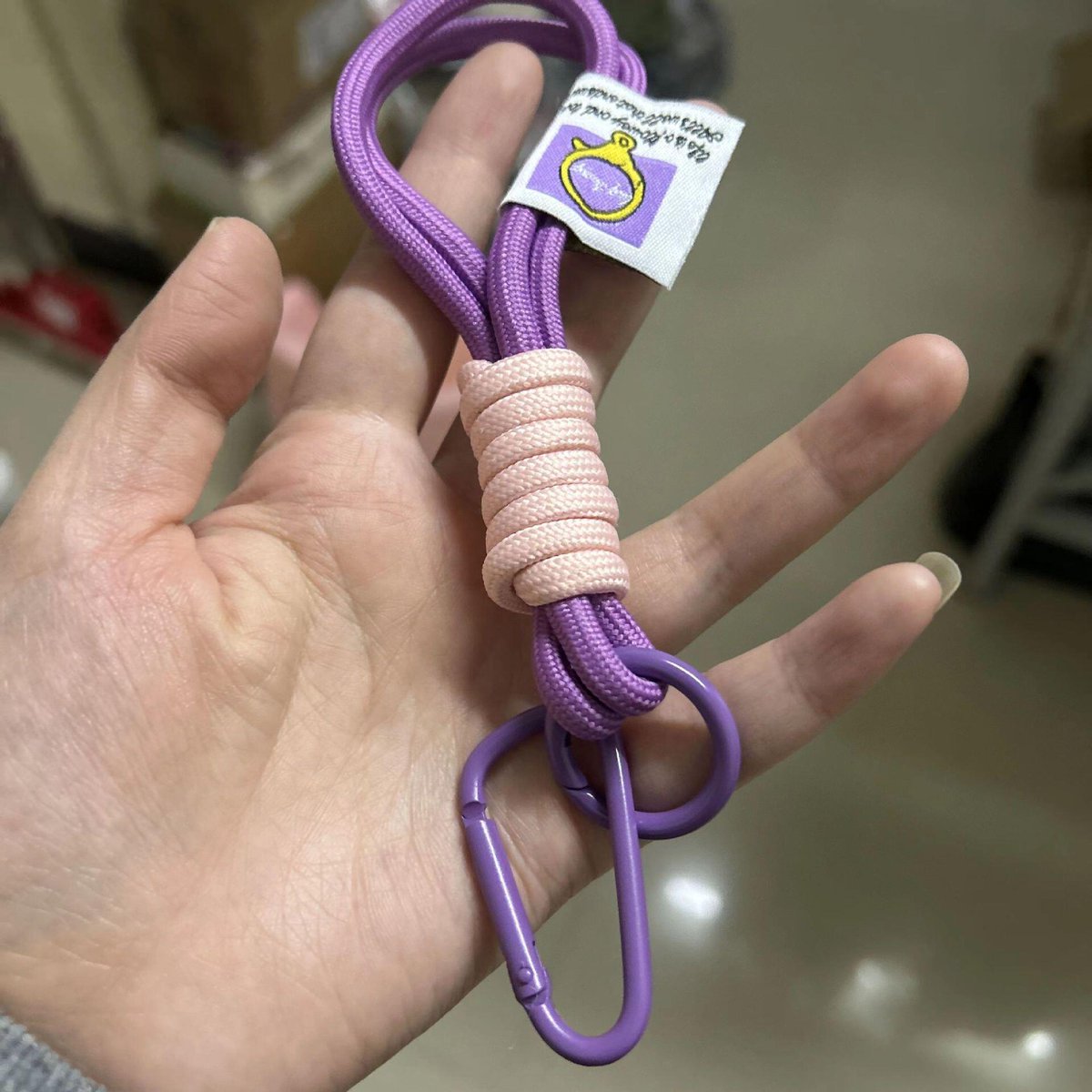 eirien1402's tweet photo. Just made a cute woven keychain with scrap fabric and old buttons—zero cost, full creativity! Who’s up for a lazy Sunday DIY https://t.co/QZs2zh8mcn