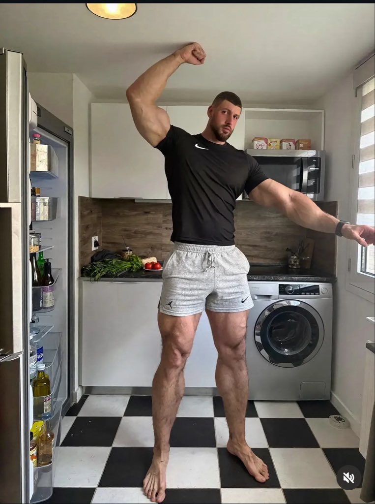 iam_nellyb's tweet photo. He needs a bigger house💀🥵 https://t.co/sbrqmiiBfh