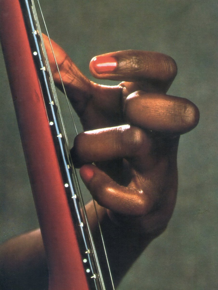 aseelswaid9's tweet photo. joan armatrading’s hand. 
1986. 📸 eduardo orozco. https://t.co/fNiRb6FO7p