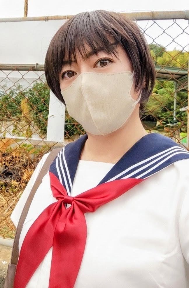kimisa3993's tweet photo. イベントの時にしか着用しないと決めた服…まあソロコスイベントだからいいか😀
と日曜日、学校用の例の服に袖を通した。
図書室で真面目に本を読んでみた（英語の本…わからなかった）
なお、シリコンなんちゃら着用だと上がパツンパツンなのは公然の秘密…
#女装散歩 https://t.co/37lh2JPqmj
