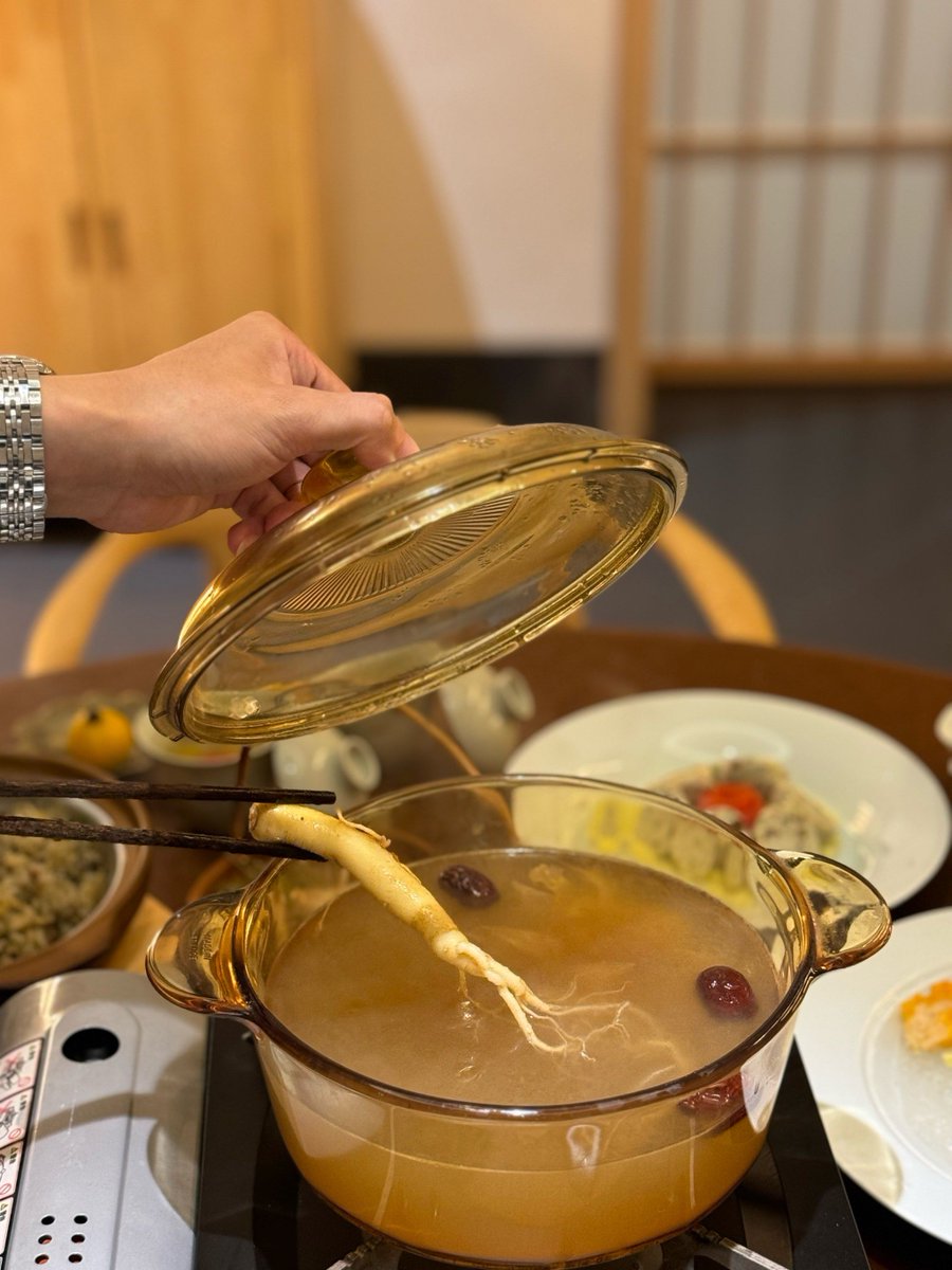 sariyais's tweet photo. Late night bite just hits different—warm pork bone soup and a side of steamed rice, no rush, just quiet comfort. https://t.co/Diii0w0xfK