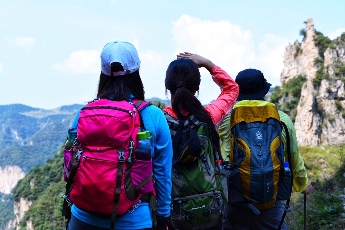 tian8470's tweet photo. [Come join our campus hiking club this Saturday! We’re exploring the hidden valley trail—great views, new friends, and fun awaits! Meet at the main gate at 8 AM, bring water and snacks. #CampusClub #HikingFun]， https://t.co/ElsNH2icaZ