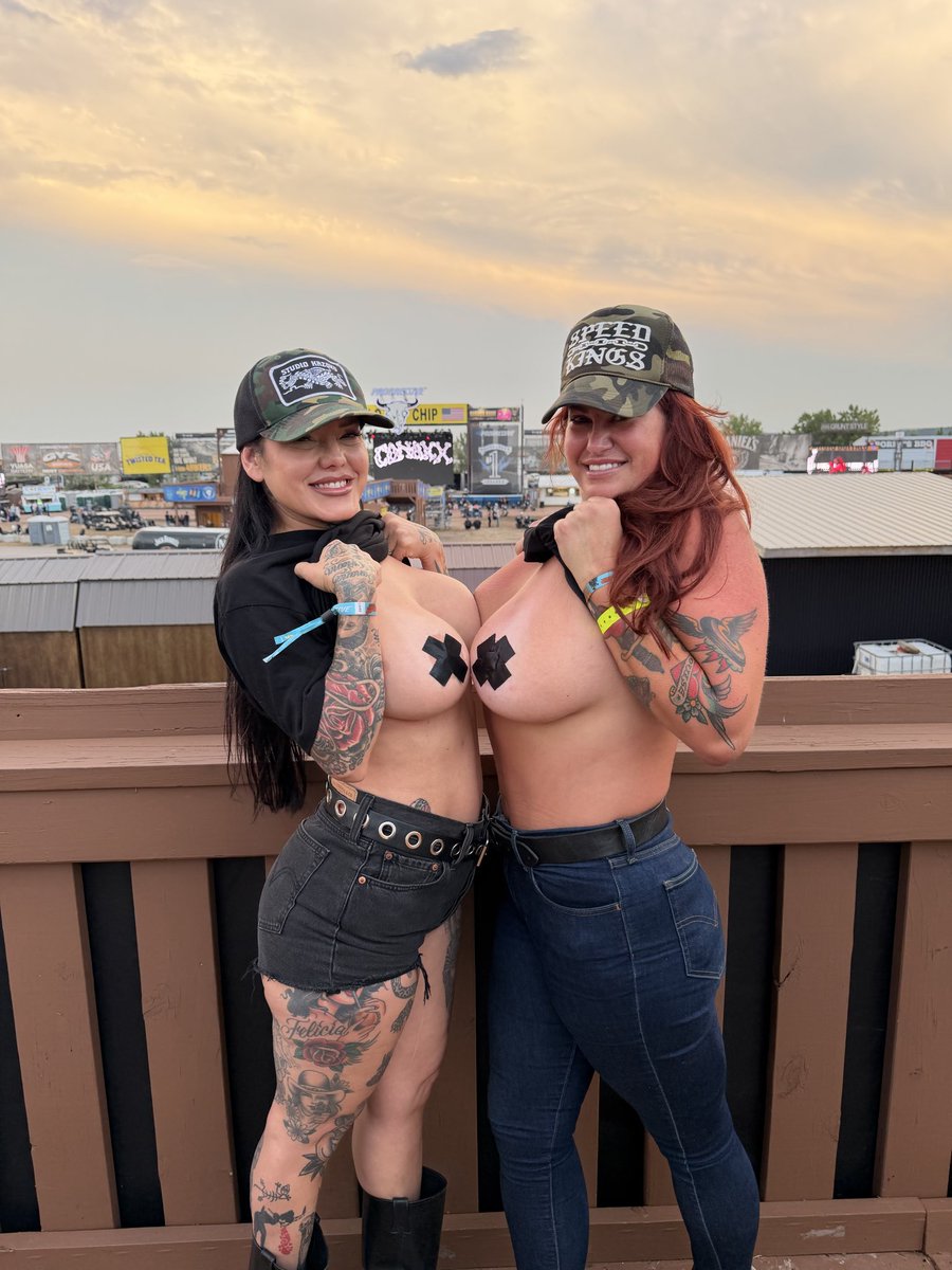 Dyna_hoe_'s tweet photo. Arenโt @Esoterikafans & I the cutest?!
#sturgis #bikerchicks #buffalochip https://t.co/pk39t5Icx6