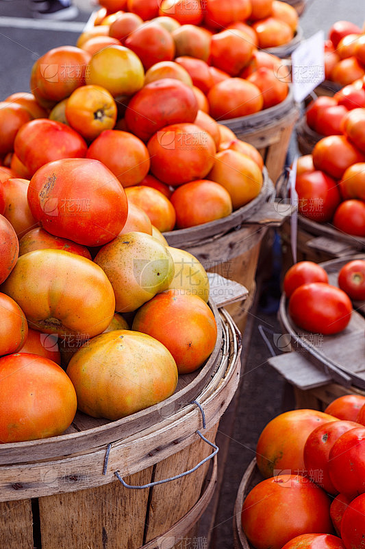 iSad24581688's tweet photo. Fresh local heirloom tomatoes u0026 basil now in stock! Perfect for your weekend pasta salad. Grab yours before they sell out—farm-direct quality you can taste. https://t.co/HOBxBMPlyi