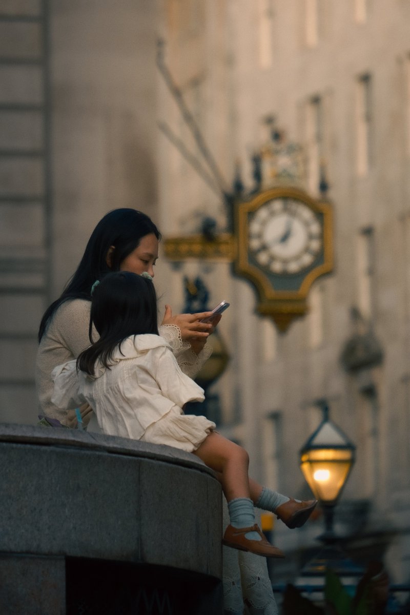 flojaxob's tweet photo. London has its own sense of timing.

Two figures beneath a clock that has watched the city move for generations.

#LondonPhotography #StreetPhotography #CinematicPhotography #VisualStorytelling #LondonLife https://t.co/8hD9WAgxb6