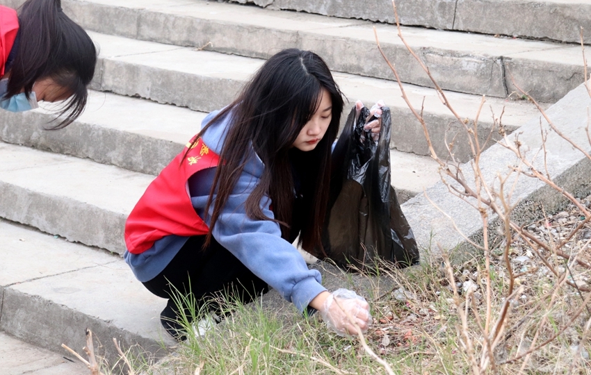 AjithSharma1002's tweet photo. A stranger helped me pick up all my fallen things when I tripped on the sidewalk today—small act, huge warm feeling. #RandomKindness https://t.co/3kPZABx9J6