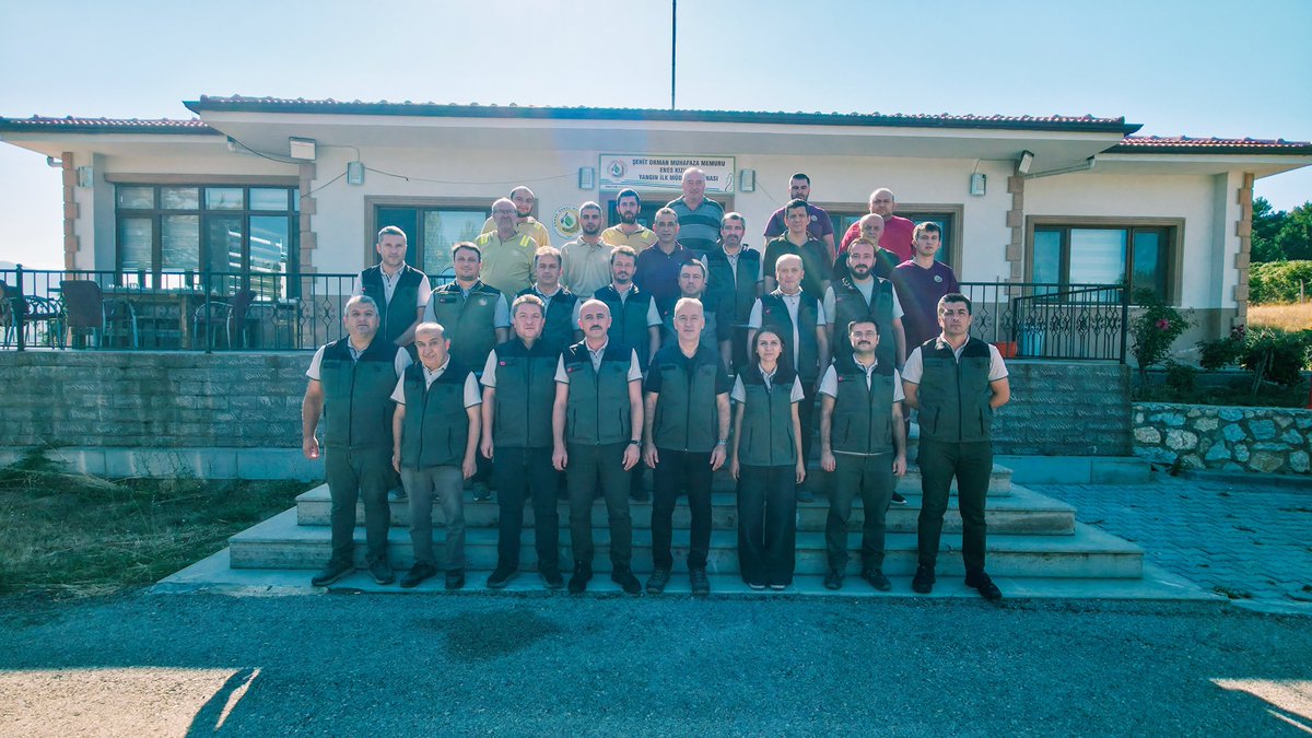 zonguldakobm's tweet photo. Başarının Sırrı Yarının İşini Bugünden Yapmaktır

Karabük Orman İşletme Müdürlüğü ev sahipliğinde, Bölge Müdürümüz Sayın Halil Oflu riyasetinde değerlendirme toplantısı gerçekleştirildi.

Toplantıda; 2025 yılında bölgemizde yaşanan orman yangınları sonrasında yürütülen çalışmaların mevcut durumu, 2026 yılı orman bakım ve silvikültürel faaliyetleri, üretim programları ve üretim süreçleri kapsamlı olarak değerlendirildi.

Bölge Müdürümüz Sayın Halil Oflu, çalışmaları “Neredeyiz, ne aşamadayız, nerede olmalıyız?” yaklaşımıyla ele alarak gerçekleşmelerin yalnızca mevcut durum üzerinden değil, ulaşılması gereken hedefler doğrultusunda değerlendirilmesi gerektiğini ifade etti.

Planlı ve zamanında çalışmanın önemine dikkat çeken Bölge Müdürümüz Sayın Oflu, “Yarının işini bugünden yaparsak başarılı oluruz.” diyerek özellikle üretim, bakım ve silvikültürel faaliyetlerde iş programlarının zamanında, sahaya hâkim ve sonuç odaklı bir anlayışla yürütülmesi talimatını verdi.

Toplantıya; Bölge Müdür Yardımcımız Sayın Mehmet Pınar, Ağaçlandırma ve Silvikültür Şube Müdürümüz Hüseyin Albayrak, İşletme ve Pazarlama Şube Müdürümüz Eyüp Ünaldı, Karabük Orman İşletme Müdürü Cemal Bozkurt, Eskipazar Orman İşletme Müdürü Öner Demirkıran, Karabük ve Ovacık Orman İşletme Müdür Yardımcıları ile İşletme Şefleri katıldı.

Toplantının ardından heyet tarafından, 2025 yılında yaşanan orman yangınlarından etkilenen sahalarda yürütülen çalışmalar yerinde incelendi. Yangın sonrası zarar gören alanlarda gerçekleştirilen yanmış ağaçların sahadan çıkarılması, üretim ve enkaz temizliği, rehabilitasyon çalışmaları, toprak muhafaza tedbirleri, gençleştirme ve ağaçlandırmaya hazırlık faaliyetleri ile yol ve ulaşım altyapısına yönelik çalışmalar değerlendirildi.

 Yangın sonrası yeniden tesis çalışmalarına esas planlamalar üzerinden mevcut durum değerlendirilerek bundan sonraki süreçte yapılacak çalışmalar ele alındı.

Bölge Müdürümüz Sayın Halil Oflu, yangından etkilenen sahaların yeniden ormanlaştırılmasının yalnızca bugünün değil, gelecek nesillere karşı taşıdığımız sorumluluğun da bir gereği olduğunu belirterek çalışmaların planlı, hızlı, bilimsel ve tekniğine uygun şekilde sürdürülmesini talimatladı.