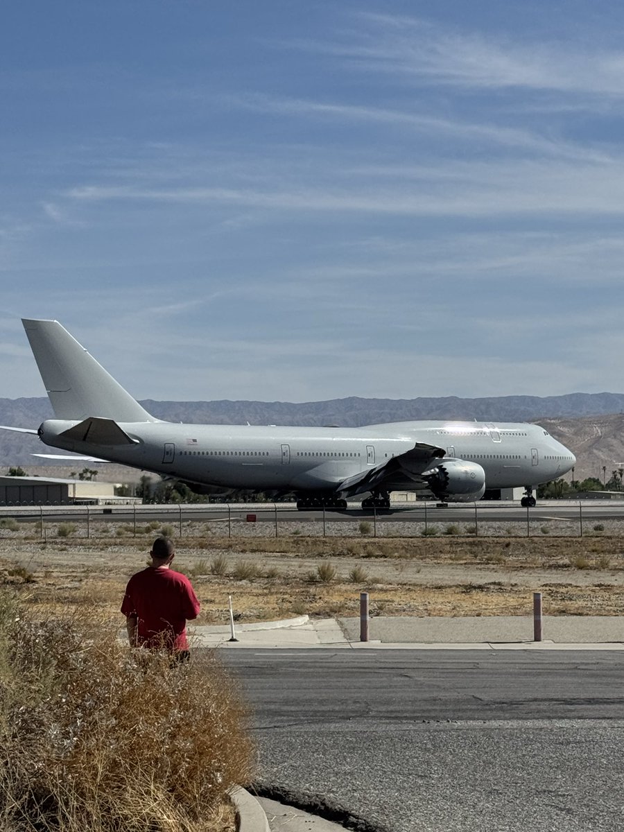 JohnBarrowman's tweet photo. Anyone know this aircraft? No tail number. Flew in from Andrews Airfiorce Base yesterday to Palm Springs. Could it be one of the delayed Airforce Ones undergoing testing? There were two Blackhawk Helicopters ready to take off also. https://t.co/oHhfmzTiiX