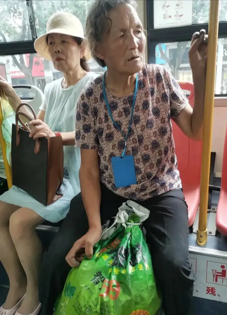 fingal71065464's tweet photo. A stranger held the door for me with a full arm of groceries and walked an extra block to show me the quiet crosswalk when my phone died. Tiny kind that made my whole day. https://t.co/HK8V2pB6IR