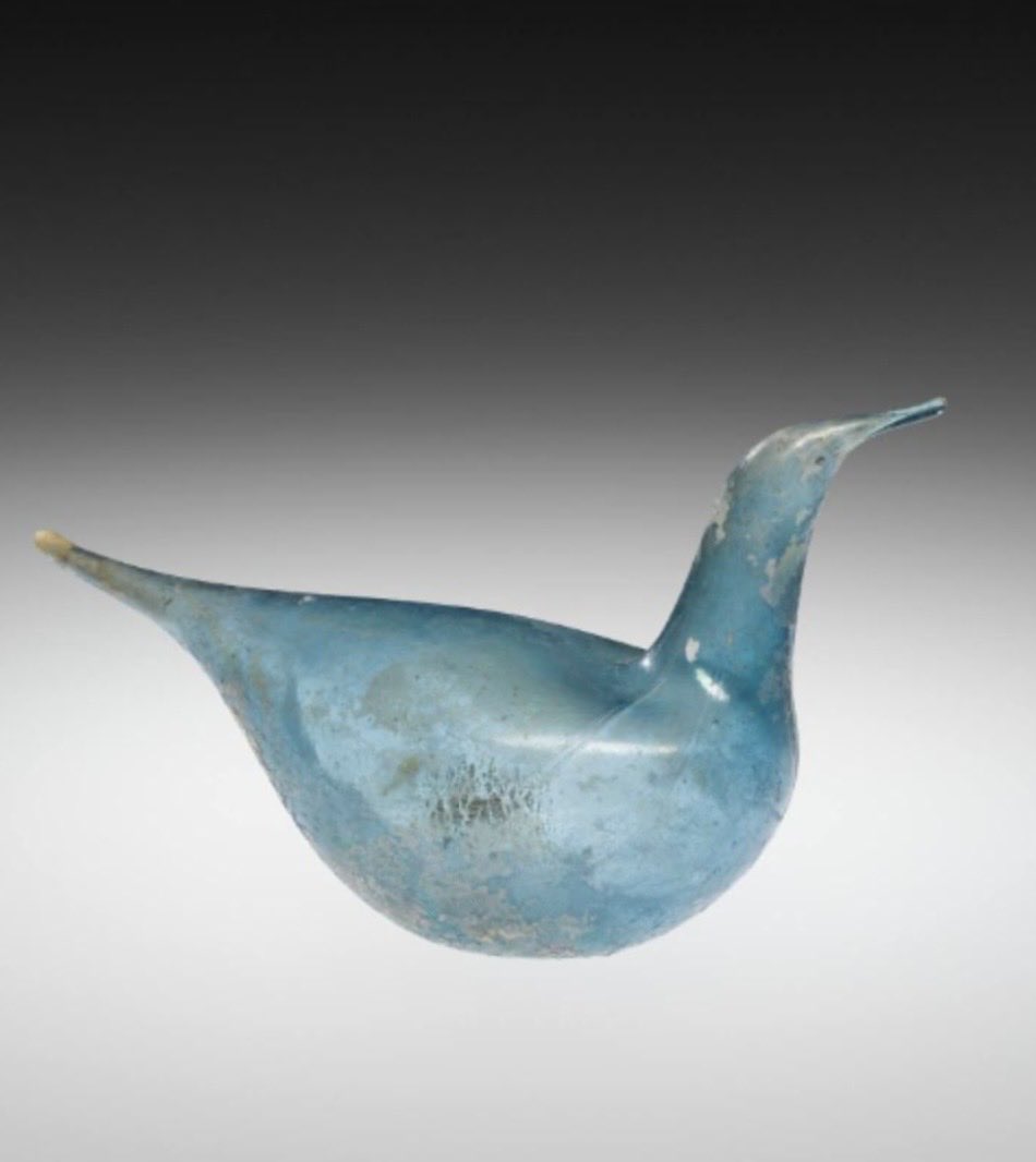 AlisonFisk's tweet photo. This Roman perfume bottle shaped like a bird is 2,000 years old, yet it looks like a modern design!

To use the perfume, its owner would crack the bird’s tail. 

📷 Corning Museum of Glass  https://t.co/x8JLxOVA8N

#Archaeology https://t.co/Yz2bkk0GNI
