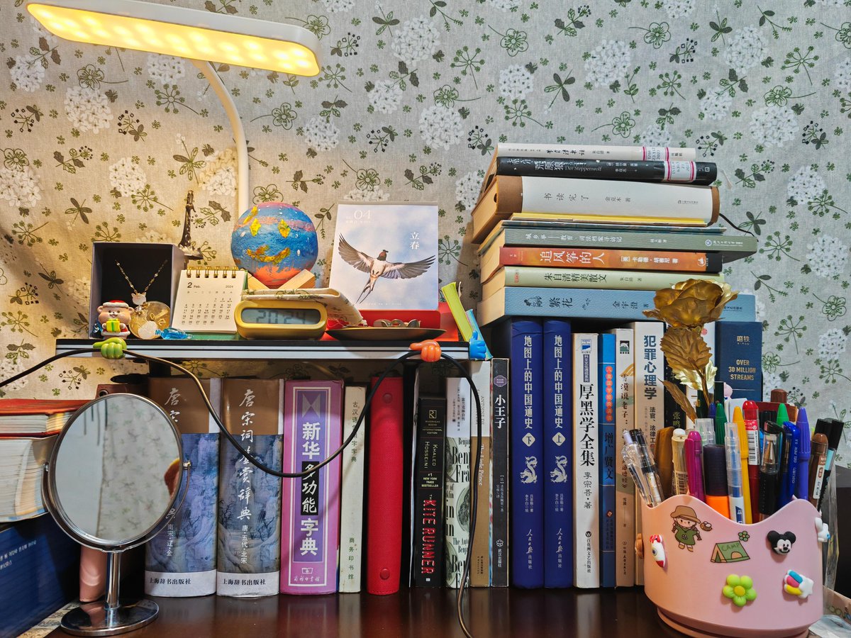 crWJcqlasFjoaJ8's tweet photo. Took an hour to sort my old stuff out today – gave unused books to the community shelf and kept only the items I actually use. Less clutter, more peace.， https://t.co/pgKJI6btY6