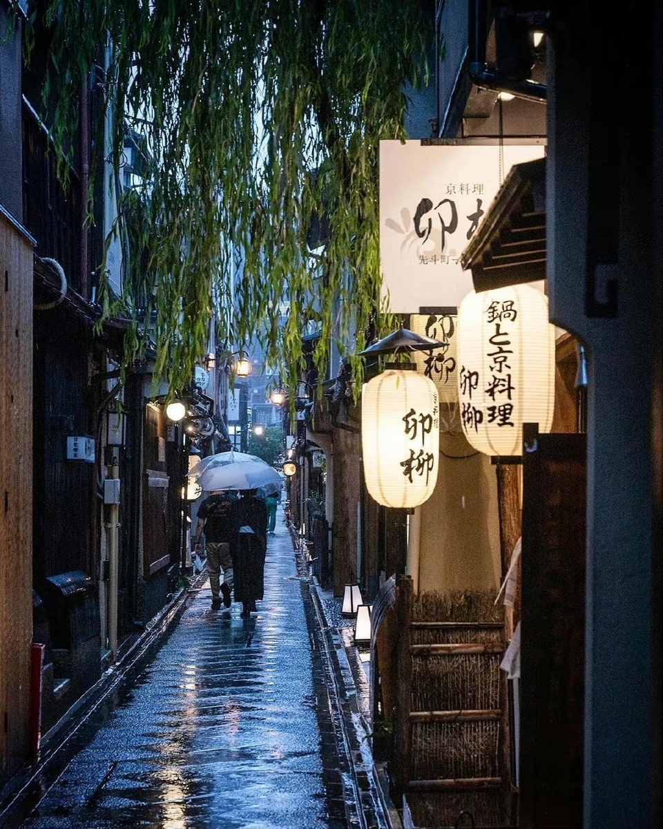 keuakaew's tweet photo. Exploring the hidden alleyways of Kyoto this rainy afternoon—steamed matcha and cherry blossom petals on the pavement make every step feel like a gentle daydream. https://t.co/FpGzvZFJHF