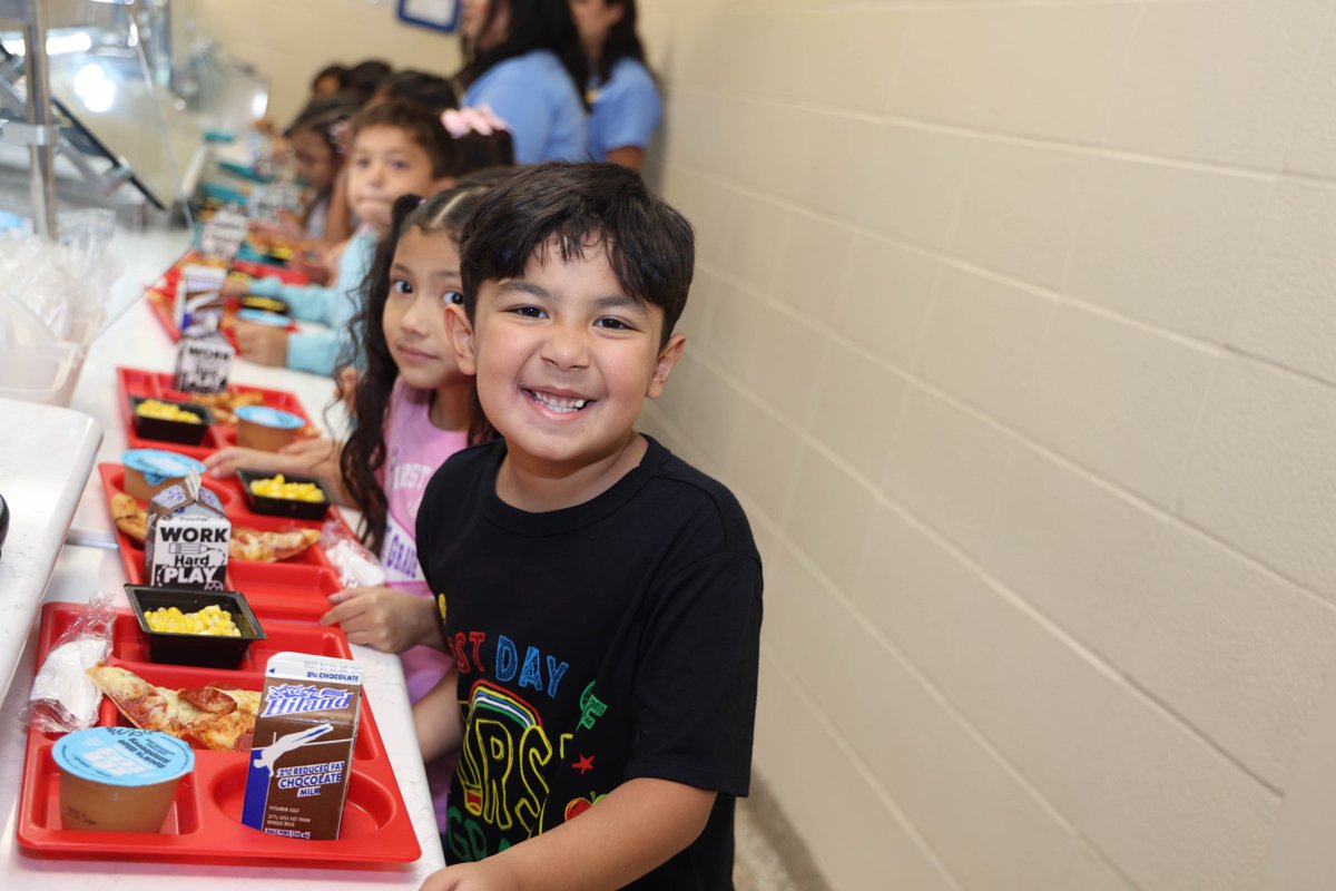 DPISD's tweet photo. It was a successful first day of school at Parkwood Elementary, and our photographer was there to capture the excitement!  #MakeYourMarkatthePark #GoDeer @DPISD_PWE https://t.co/5WapfyOLFi