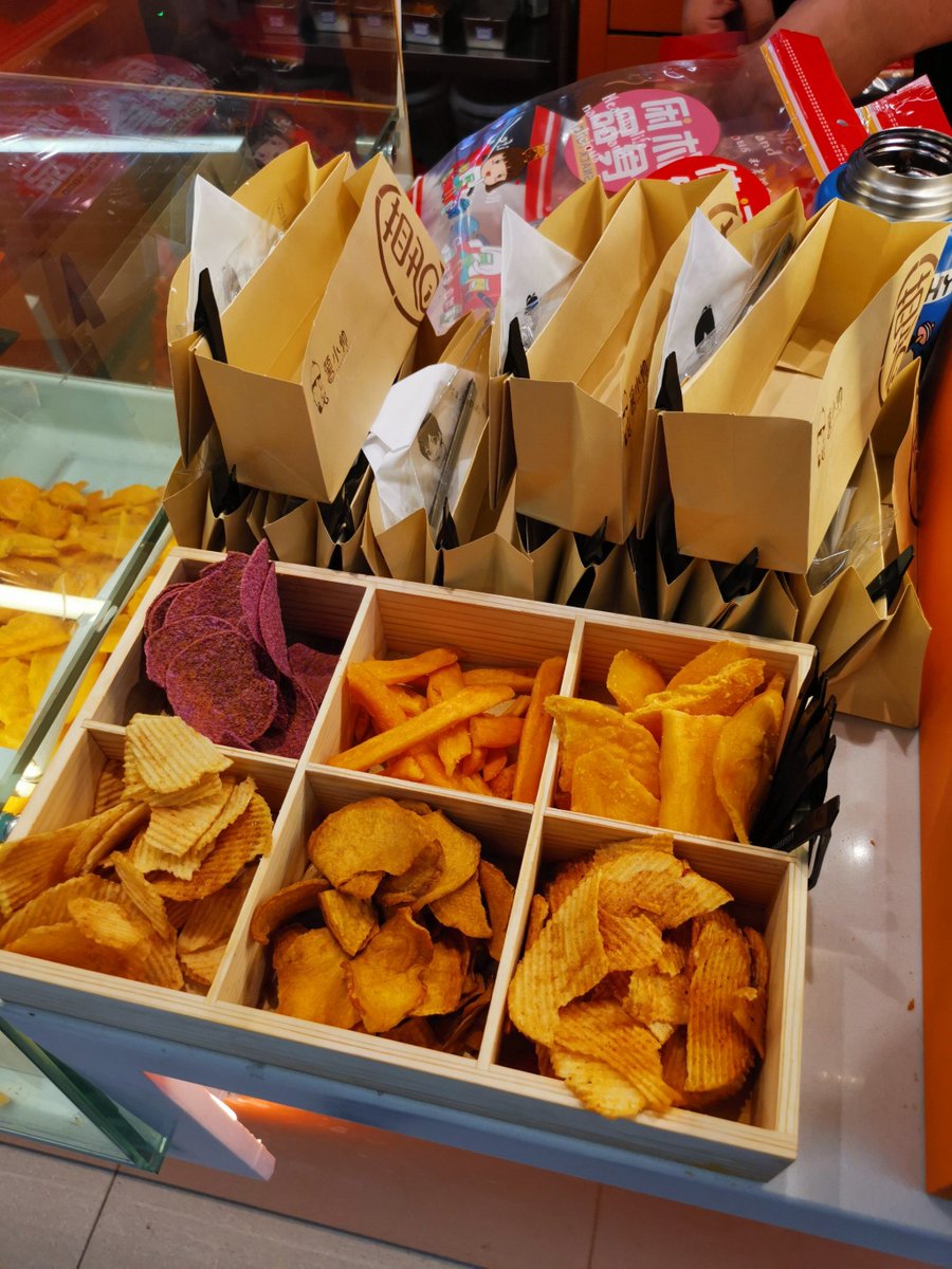 janja01045075's tweet photo. Just found the crispiest salted egg yolk potato chips—grabbed a big bag to share with my office crew! Nothing hits better than savory snacks + great company https://t.co/TvOvchk1Uj