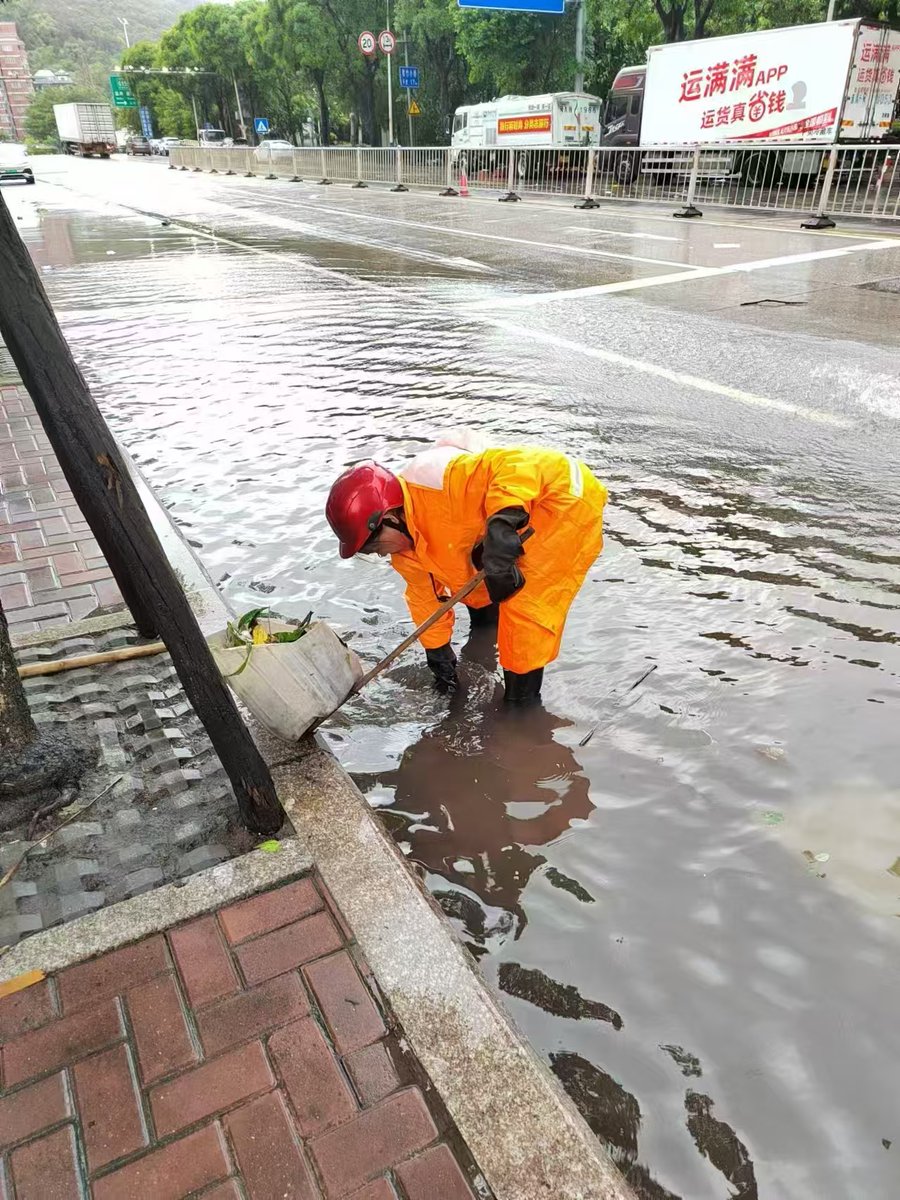 juwels3364's tweet photo. A stranger noticed my bike chain fell off in the rain, stopped for 10 mins to help me fix it without asking for anything. Restored my faith in small, kind acts today. https://t.co/8XOLhbe0Pp
