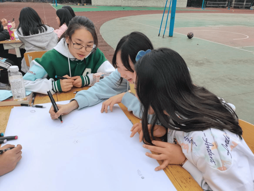 ERI68373604's tweet photo. [Calling all design lovers! Our Campus Creative Workshop is happening this Friday at 4PM in the Student Union. Bring your ideas, make cool art, and connect with other creative peers—snacks provided!]， https://t.co/5wkYKK7p7d