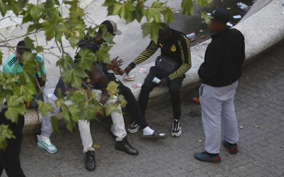 BastionMediaFR's tweet photo. 🔴🇫🇷 𝗙𝗟𝗔𝗦𝗛 𝗜𝗡𝗙𝗢 — À Paris, cinq individus suspectés de trafic de drogue ont été REMIS EN LIBERTÉ en raison d’un vice de procédure, malgré la découverte de plusieurs kilos de stupéfiants.

En juin dernier, les policiers avaient perquisitionné un appartement alimentant un point de deal du 20e arrondissement. Ils y avaient découvert 4,4 kg de résine de cannabis, 151 g de cocaïne et plus de 5 500 € en petites coupures.

Les cinq suspects, trois hommes et deux femmes âgés de 23 à 67 ans, devaient comparaître devant le tribunal correctionnel. Mais leurs auditions en garde à vue ont été annulées car elles avaient été réalisées sous le régime de l’enquête de flagrance alors que l’enquête était déjà passée sous le régime préliminaire.

« À qui profite l’erreur ? Elle profite aux trafiquants, aux dealers, aux criminels… Le travail des policiers est bafoué », dénonce Jérôme Jimenez, du syndicat Alliance Police nationale 75.

(Source : Le JDD)