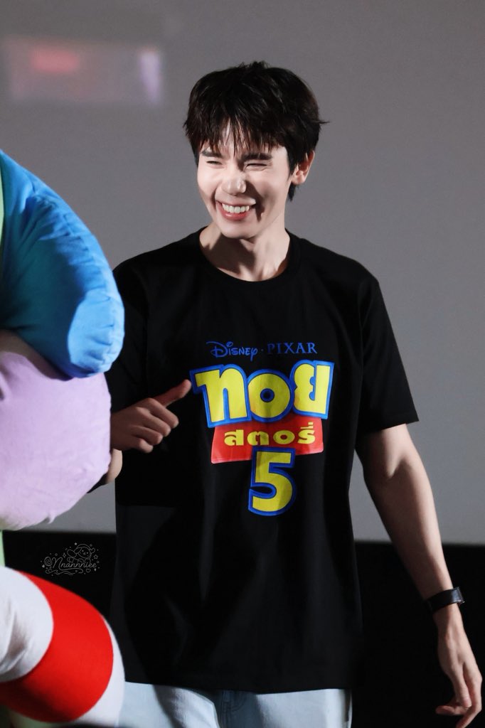 nnannniee's tweet photo. HAPPY BIRTHDAY TO P'JIMMY 🥑💜

ขอให้ปีนี้พี่จิมมีความสุขมากๆ ยิ้มเยอะๆ สุขภาพร่างกายแข็งแรง แล้วก็ขอให้พี่จิมเจิดจรัสแบบนี้ไปอีกนานๆ ผมจะซัพพอร์ตพี่จิมแบบนี้ไปอีกนานๆเลยน้าา จะไปหาไปให้กำลังใจในทุกๆงานไม่ว่าจะผ่านจอหรือหน้างานเบยย😍🎂🎉🎁

#JimmyLevel32ndUnlocked
♡ #jimmyyjp ♡ https://t.co/va3eaVMUyI