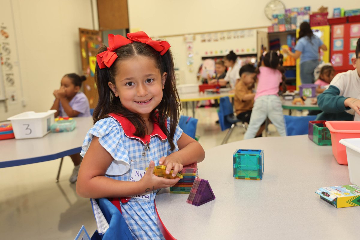 DPISD's tweet photo. It was a successful first day of school at Parkwood Elementary, and our photographer was there to capture the excitement!  #MakeYourMarkatthePark #GoDeer @DPISD_PWE https://t.co/5WapfyOLFi