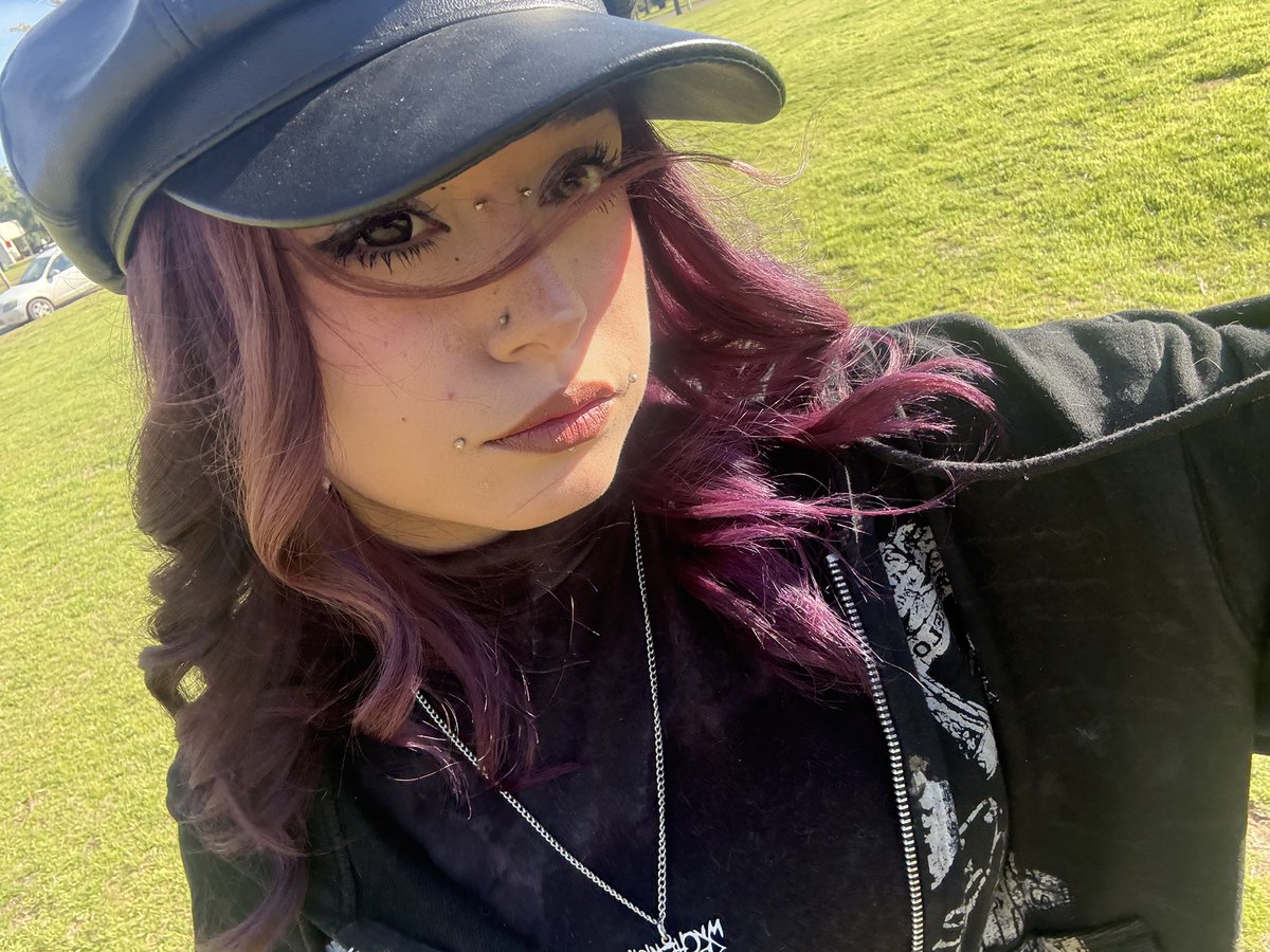 heyiamia's tweet photo. Do old men like goth girls? 🥹🖤 https://t.co/s967GetnLN