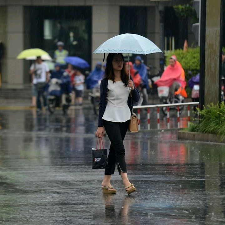 dhonarayca's tweet photo. A stranger handed me an extra umbrella when I got caught in sudden rain on my way home. Small act, huge warmth. https://t.co/CmU7AxeTQ2