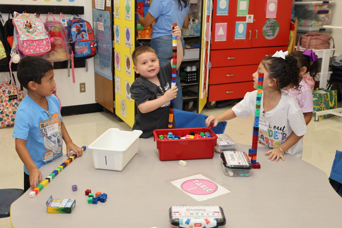DPISD's tweet photo. It was a successful first day of school at Parkwood Elementary, and our photographer was there to capture the excitement!  #MakeYourMarkatthePark #GoDeer @DPISD_PWE https://t.co/5WapfyOLFi