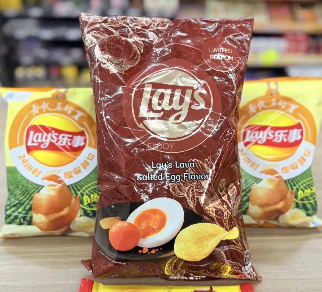 t1106692492680's tweet photo. Just grabbed a bag of super crispy salted egg potato chips—sharing the crunch joy with whoever needs a tiny pick-me-up today! https://t.co/PkP8UAeQqG
