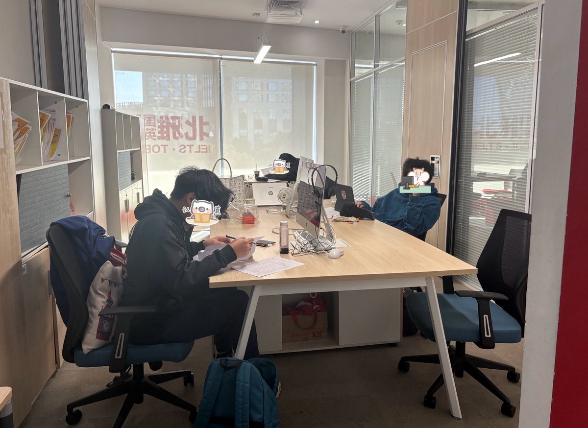 dafiddds1's tweet photo. Just caught my intern trying to staple a half-eaten donut to their assignment as "visual evidence" for their project…  Boss walked in right as they pressed the stapler—silence lasted 10 whole seconds. https://t.co/lFW0tIFrcH