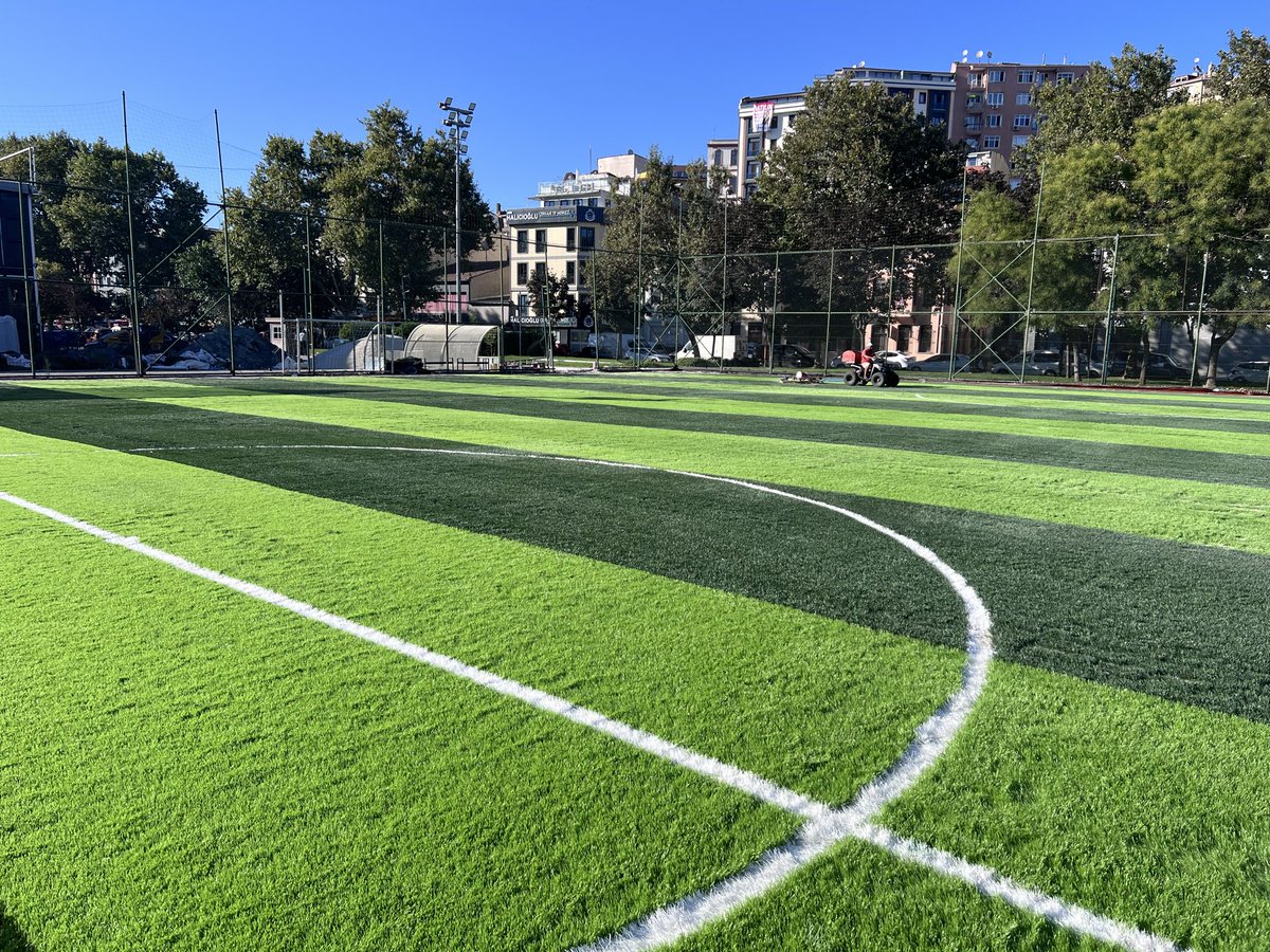 beyoglukbirligi's tweet photo. Beyoğlu hasköy Stadı’nda zemin yenileme çalışmaları devam ediyor hafta başında kullanıma girecektir . desteklerinden dolayı Beyoğlu belediyesine teşekkür ederiz . @beyoglukbirligi  @bayramgolcuk  @beyoglubld  @adnynr https://t.co/P5NYM7hU40