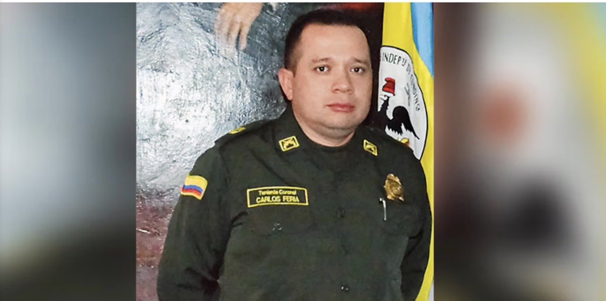 Pavitri90's tweet photo. El coronel Carlos Feria, jefe de seguridad de Petro por 14 años, es imputado por la Fiscalía por peculado por uso, abuso de función pública y constreñimiento ilegal, por haber usado el polígrafo y las instalaciones oficiales de la Casa de Nariño para interrogar a Marelbys Meza, la niñera de Laura Sarabia.
El mismo presidente Petro lo condecora en Dubái con la "Orden al mérito por su comportamiento ético y valentía".
Lo intentan premiar mandándolo a Estados Unidos como agregado de Policía a 🇺🇸no le da el beneplácito y lo devuelven para Colombia.
Y entonces ahora cuál es el premio por estar imputado y haber sido devuelto? Lo nombran JEFE de la Escuela de Protección de la Policía.
Sí, el hombre imputado por violar protocolos de protección, ahora va a enseñarle a todos los policías de Colombia cómo se debe proteger.Que tanto sabrá 🤔
👀