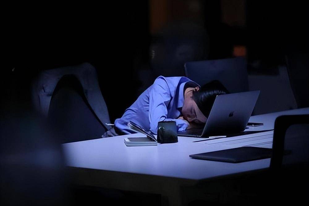 hutchandhill's tweet photo. Pulling another late shift at the office, but hey—coffee’s been refilled 3 times and I’m this close to nailing today’s deadline. Small wins, right https://t.co/OlRGL3sNnM