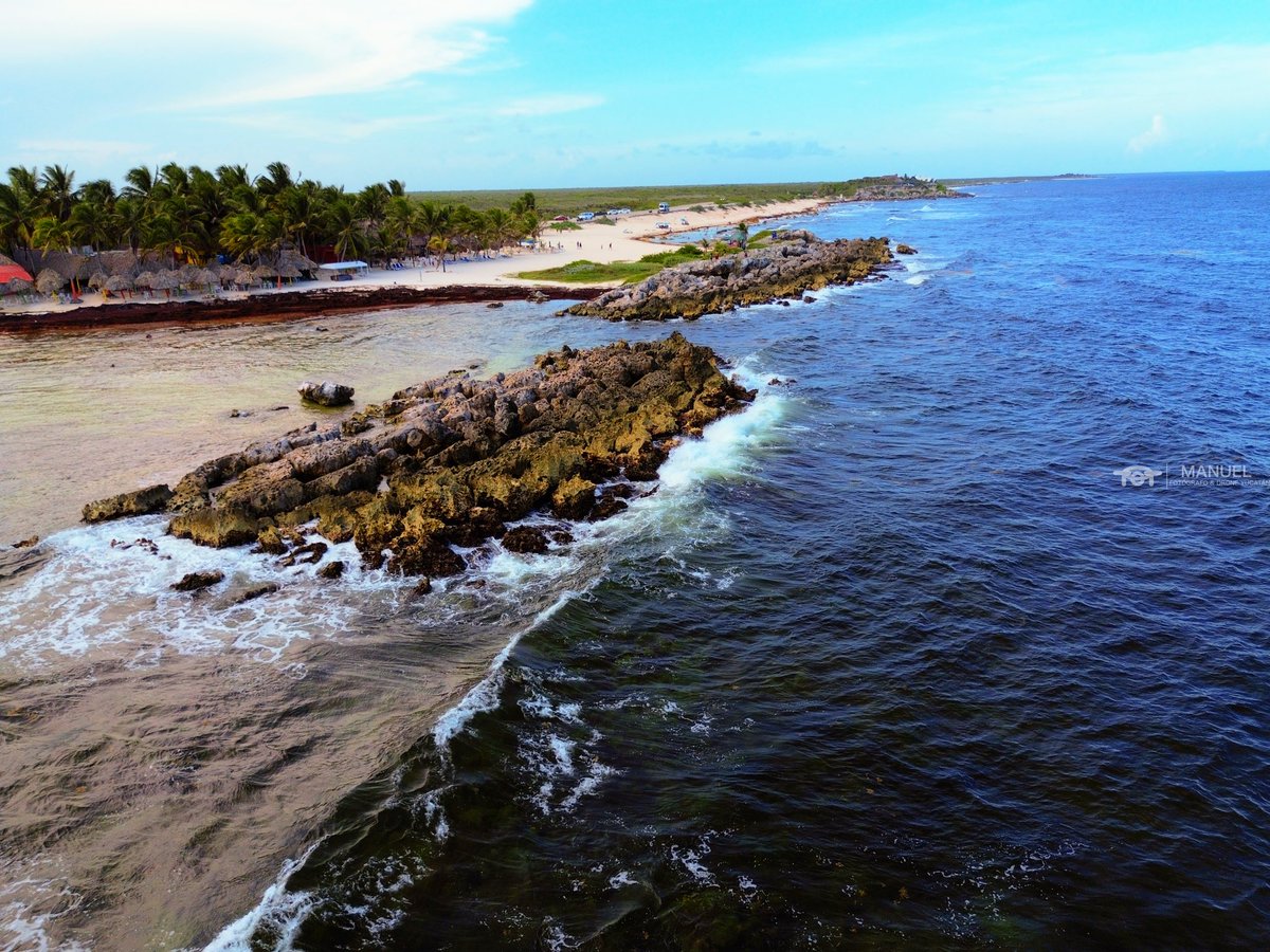 manuelvuela's tweet photo. The other side… 

Despite the sargassum, the scenary was still incredible from above 

#cozumel #caribemexicano #dji #dronephotography 

@DJIGlobal 
@cozumel_mio 
@CzmHotels https://t.co/mtaC89Exfl