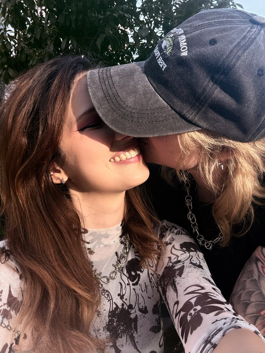 marceintosh's tweet photo. Como começou / como estamos agora

de 1 aramzinho sem compromisso para morando juntinhas com muito muito amor 💖 @HellForged666 https://t.co/ygsYzuFyzb